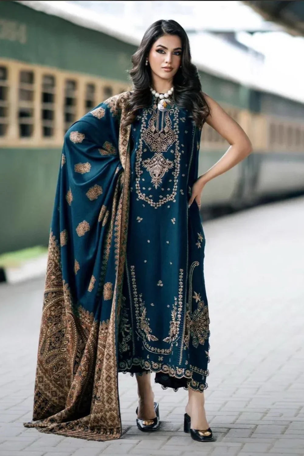 SIGNATURE LAWN EMBROIDERED 3PC SUIT