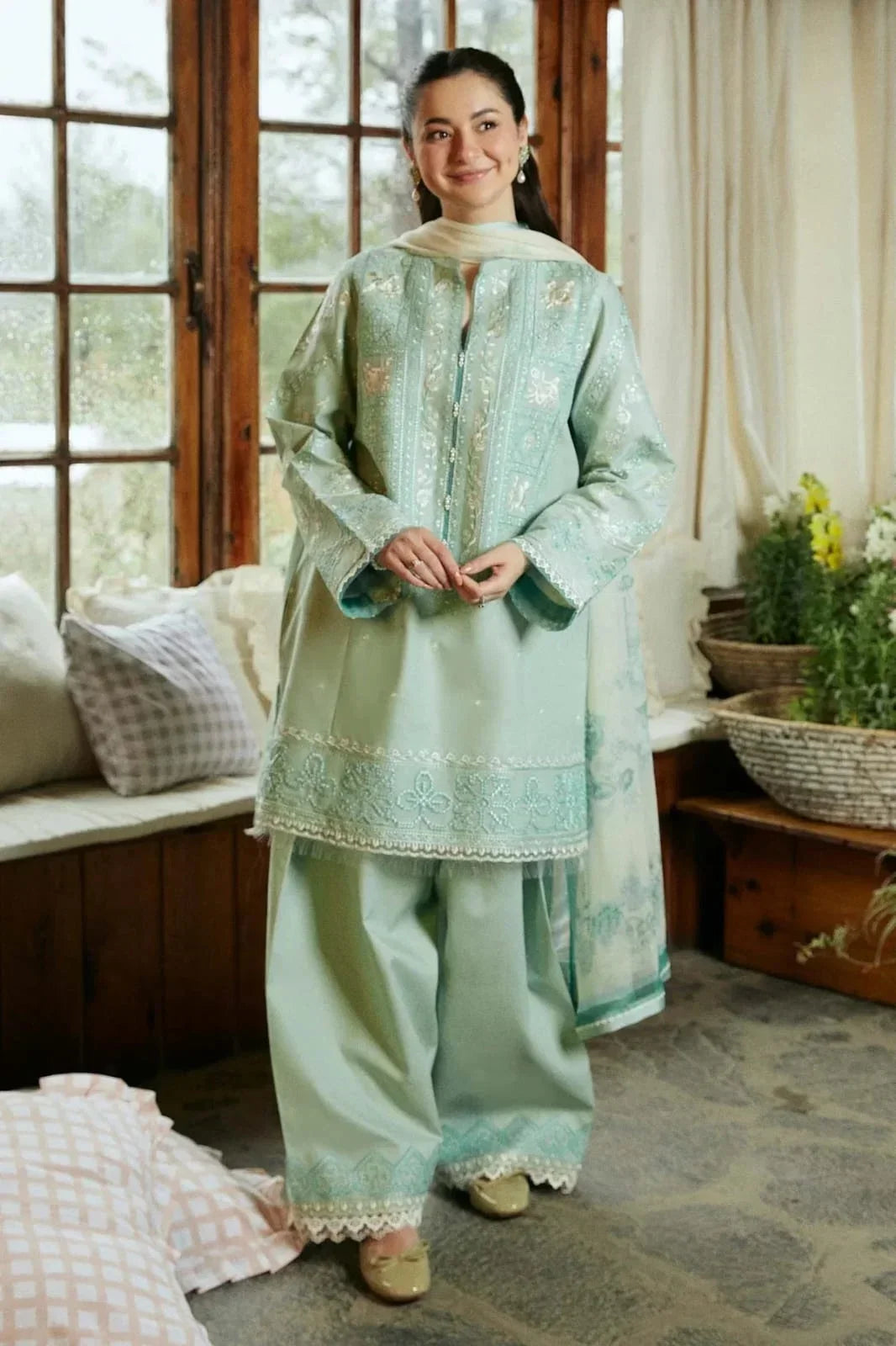 SIGNATURE LAWN EMBROIDERED 3PC SUIT