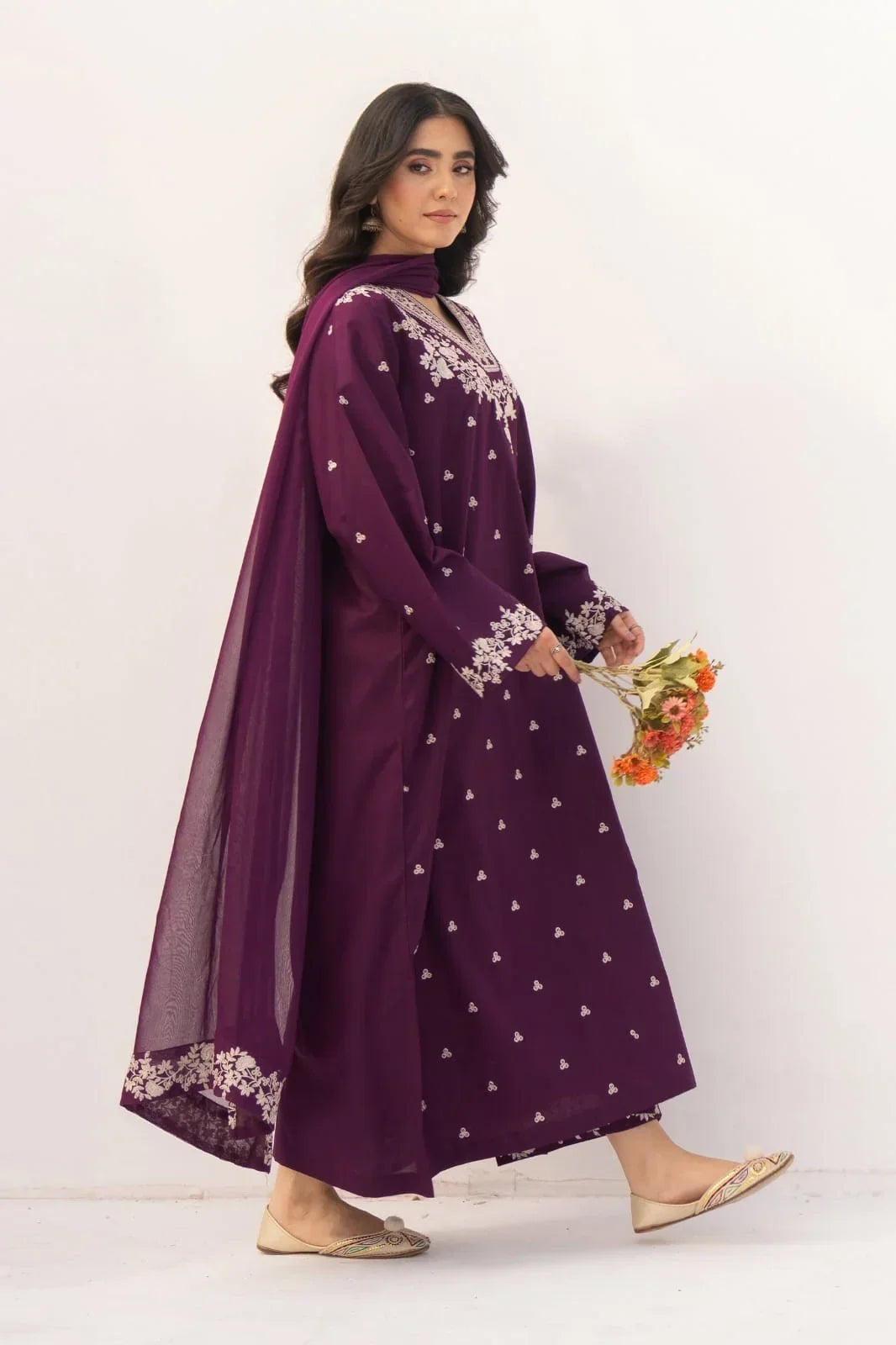 GRANDEUR LAWN 3PC EMBROIDERED SUIT